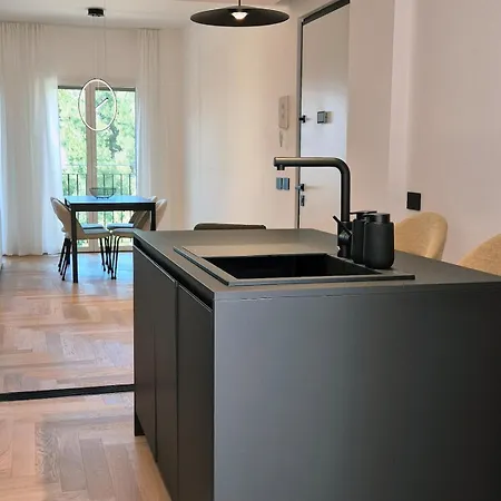 Daire Rosmari, Designer With Free Parking *